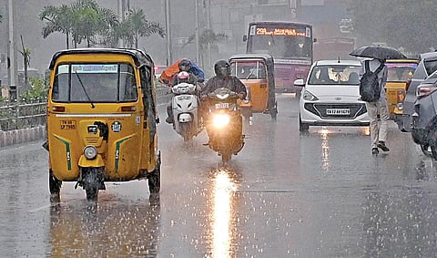 சென்னை அண்ணாசாலையில் நேற்று மதியம் திடீரென மழை பெய்தது. அப்போது இருள் சூழ்ந்திருந்ததால் வாகனங்கள் முகப்பு விளக்குகளை ஒளிர விட்டபடி சென்றன. 
| படம்: ம.பிரபு |