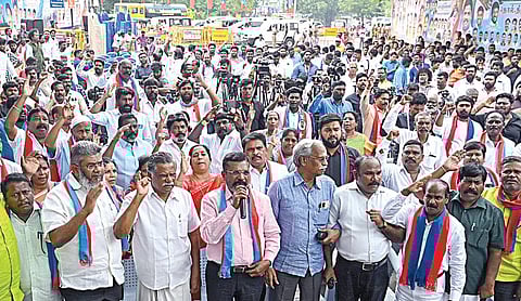 வெள்ளப் பாதிப்பை தேசிய பேரிடராக அறிவிக்க வேண்டும் என்பது உள்ளிட்ட கோரிக்கைகளை வலியுறுத்தி, விசிக சார்பில் சென்னை வள்ளுவர் கோட்டம் அருகில் நேற்று ஆர்ப்பாட்டம் நடந்தது. இதில் கட்சியின் தலைவர் திருமாவளவன், இந்திய கம்யூனிஸ்ட் கட்சியின் மாநிலச் செயலாளர் இரா.முத்தரசன் உள்ளிட்டோர் பங்கேற்றனர்.
| படம்: எஸ்.சத்தியசீலன் |