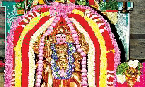 தேய்பிறை அஷ்டமியை முன்னிட்டு, கிருஷ்ணகிரி அருகே கல்லுக்குறிக்கி காலபைரவர் கோயிலில் தங்கக் கவச அலங்காரத்தில் பக்தர்களுக்கு அருள்பாலித்த சுவாமி.