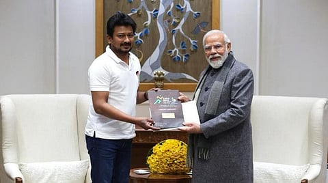 டெல்லியில் பிரதமர் நரேந்திர மோடியை சந்தித்த தமிழக விளையாட்டு துறை அமைச்சர் உதயநிதி ஸ்டாலின், ‘கேலோ இந்தியா’ போட்டியின் தொடக்க விழா அழைப்பிதழை வழங்கினார்.