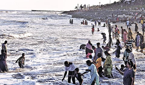 புதுச்சேரி கடற்கரையில் செயற்கை மணல் பரப்பால் விபத்து அதிகரிப்பு: 13 ஆண்டுகளில் கடலில் மூழ்கி 200+ உயிரிழப்பு