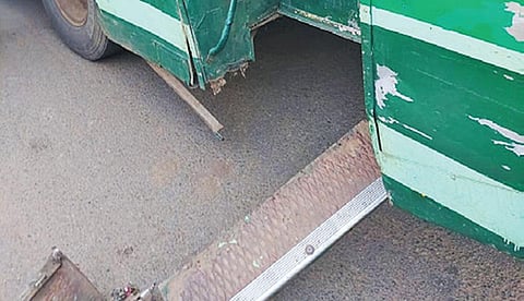 படிக்கட்டு உடைந்து விழுந்த அரசு பேருந்து.