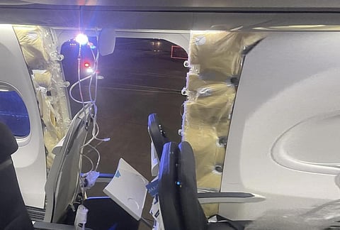 நடுவானில் பெயர்ந்து பறந்த விமானத்தின் கதவு