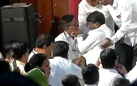 புனே மருத்துவமனையில் போலீஸ் காவலரை தாக்கிய பாஜக எம்எல்ஏ மீது வழக்குப் பதிவு