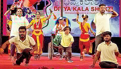 பெங்களூருவில் நடைபெற்ற  ‘திவ்ய கலா சக்தி- மாற்றுத் திறனாளி களின் திறன்களைக் கண்டறிதல்’ என்ற தனித்துவமான நிகழ்ச்சியில் பங்கேற்ற கலைஞர்கள்.