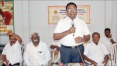 சேலத்தில் செய்தியாளர்களிடம் பேசிய பிற்படுத்தப்பட்ட சமுதாயத்தினர் உரிமைக்கான கூட்டமைப்பின் கூட்டு நடவடிக்கைக் குழு தலைவர் ரத்தினசாமி. உடன், கூட்டமைப்பு நிர்வாகிகள்.