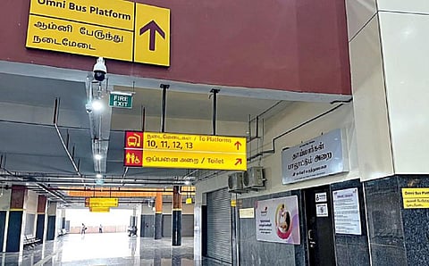 கிளாம்பாக்கம் பேருந்து முனையத்தில் தனியார் பேருந்துகளுக்கு ஒதுக்கப்பட்டுள்ள நடைமேடை. |  படங்கள் - எம்.முத்துகணேஷ்