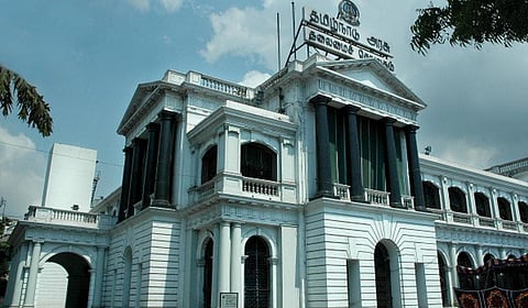 தமிழகத்தில் 32 ஐபிஎஸ் அதிகாரிகள் பணியிட மாற்றம்: 16  பேருக்கு பதவி உயர்வு வழங்கி தமிழக அரசு உத்தரவு