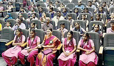 சென்னை விஐடி வளாகத்தில் நடைபெற்ற ‘இந்து தமிழ் திசை - நாளைய விஞ்ஞானி’ என்ற அறிவியல் நிகழ்வில் பங்கேற்றோரில் ஒரு பகுதியினர்.