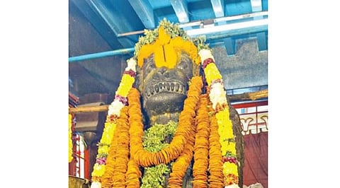 மார்கழி மாத உற்சவத்தையொட்டி சேலம் கோட்டை அழகிரிநாத பெருமாள் கோயிலில் ஆஞ்சநேயருக்கு சிறப்பு அபிஷேகம் செய்யப்பட்டு , 1,500 வடைகளால் அலங்காரம் செய்யப்பட்டிருந்தது.