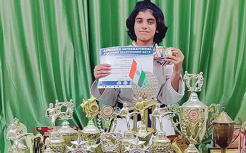 150+ பதக்கங்கள்... கராத்தேவில் ஜொலிக்கும் கோவை சிறுமி அஸ்மிதா!