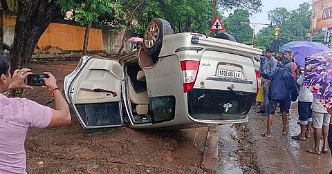 புதுச்சேரியில் கடல் சீற்றம்; தொடர் மழையால் இரு இடங்களில் கவிழ்ந்த கார்கள்