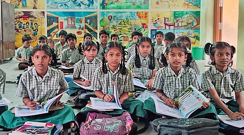 தொடக்க கல்வி கற்கும் மாணவ, மாணவிகள்.