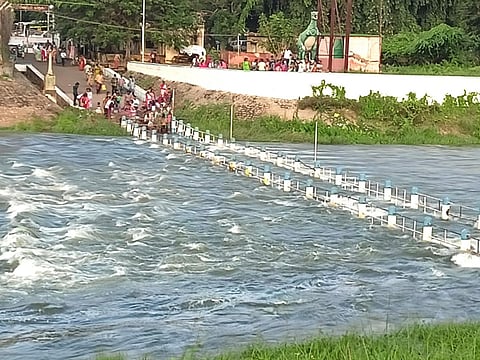 வைகை அணையின் தரைப்பாலம் மூழ்கியதால் மறுகரைக்கு செல்ல முடியாமல் பரிதவிக்கும் சுற்றுலா பயணிகள். | படம்: என்.கணேஷ்ராஜ்