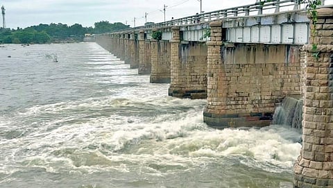 தாமிரபரணி ஆற்றில் ஸ்ரீவைகுண்டம் அணைக்கட்டை தாண்டி நேற்று கரைபுரண்டு பாய்ந்த வெள்ளம்.