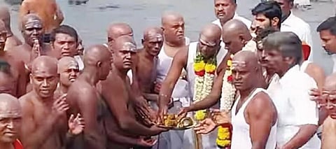 ஒகேனக்கல்லில் தேமுதிகவினர் 200 பேர் மொட்டையடித்து விஜயகாந்துக்கு அஞ்சலி