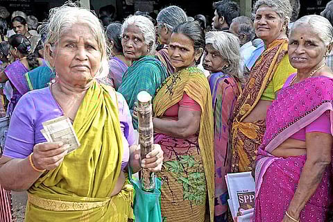 பொங்கல் பரிசுத் தொகையை வங்கிக் கணக்கில் வரவு வைப்பது குறித்து பரிசீலிக்க உயர் நீதிமன்றம் உத்தரவு