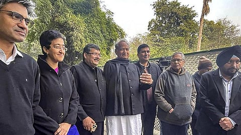 இண்டியா கூட்டணியில் தொகுதி ஒதுக்கீடு தொடர்பாக காங்கிரஸ் மற்றும் ஆம் ஆத்மி இடையே டெல்லியில் நேற்று ஆலோசனைக் கூட்டம் நடை பெற்றது. இதில் கலந்து கொண்ட காங்கிரஸ் தேசிய கூட்டணிக் குழு தலைவர் முகுல் வாஸ்னிக், அசோக் கெலாட், அர்விந்தர் சிங் லவ்லி, ஆம் ஆத்மி தலைவர்கள் அதிஷி, சவுரப் பரத்வாஜ், சந்தீப் பதக் உள்ளிட்டோர்.படம்: பிடிஐ