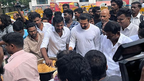 விஜயகாந்த் நினைவிடத்தில் பொதுமக்களுக்கு உணவு வழங்கிய விஷால்!