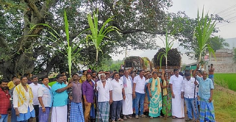மேட்டூர் அருகே கோல்நாயக்கன்பட்டி ஊராட்சிக்குட்பட்ட வாச்சம்பள்ளி கிராமத்தில் கரும்பு லாரிகளை நிறுத்தி சாலை மறியலில் ஈடுபட்ட விவசாயிகள்.