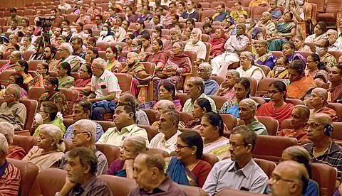 சொற்பொழிவு நிகழ்ச்சியில் பங்கேற்ற பக்தர்கள். 
| படங்கள்: ம.பிரபு |