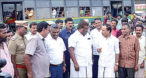 விழுப்புரம் புதிய பேருந்து நிலையத்தில் நேற்று ஆய்வு மேற்கொண்ட போக்குவரத்துத் துறை அமைச்சர்  எஸ்.எஸ்.சிவசங்கர். உடன், புகழேந்தி எம்எல்ஏ உள்ளிட்டோர்.