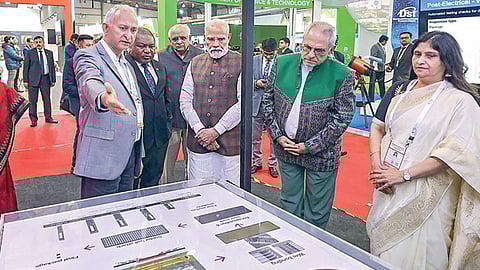 ‘துடிப்பான குஜராத்’ சர்வதேச வர்த்தக கண்காட்சியை பிரதமர் நரேந்திர மோடி, காந்தி நகரில் நேற்று தொடங்கி வைத்து பார்வையிட்டார். உடன் கிழக்கு தைமூர் அதிபர் ஜோர் ராமோஸ் ஹோர்டா, மொசாம்பிக் அதிபர் பிலிப் நியுசி மற்றும் குஜராத் மாநில முதல்வர் பூபேந்திர படேல் உள்ளிட்டோர்.படம்: பிடிஐ