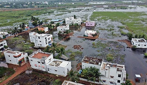 மானாமதுரையில் குடியிருப்பை சூழ்ந்த கண்மாய் நீர் - 40 குடும்பங்கள் வெளியேற முடியாமல் தவிப்பு