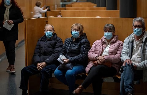 கரோனா பரவல் உச்சம்: மருத்துவமனைகளில் முகக்கவசத்தை கட்டாயமாக்கியது ஸ்பெயின் அரசு