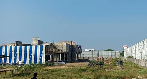 கரூர் நாமக்கல் புறவழிச்சாலையில்  அமைச்சர் செந்தில் பாலாஜியின் சகோதரர் அசோக்குமார் புதிததாக கட்டி வரும் பங்களா.