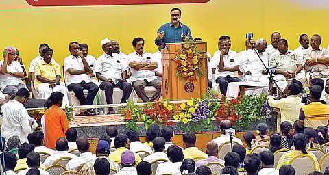 வேலூரில் பாமக சார்பில் நடைபெற்ற சாதிவாரி மக்கள் தொகை கணக்கெடுப்பு கருத்தரங்கில் பேசும் பாட்டாளி மக்கள் கட்சி தலைவர்  அன்புமணி ராமதாஸ்.படம்: வி.எம்.மணிநாதன்.