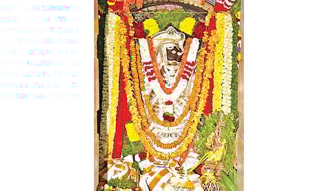 அனுமன் ஜெயந்தியை முன்னிட்டு, கிருஷ்ணகிரி காட்டுவீர ஆஞ்சநேயர் கோயிலில், வெள்ளிக் கவச அலங்காரத்தில் பக்தர்களுக்கு சேவை சாதித்த சுவாமி.