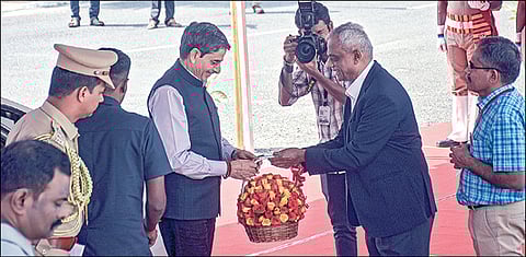 பெரியார் பல்கலை.யில் நடைபெற்ற கலந்துரையாடல் நிகழ்ச்சியில் பங்கேற்க வந்த ஆளுநர் ஆர்.என்.ரவிக்கு பூங்கொத்து கொடுத்து வரவேற்ற பல்கலை. துணைவேந்தர் ஜெகநாதன். படம்: எஸ். குரு பிரசாத்