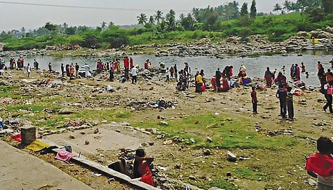 ஊத்தங்கரை அருகே அனுமன்தீர்த்தம் கிராமத்தில் தென்பெண்ணை ஆற்றில் புனித நீராடும் பக்தர்கள். | கோப்பு படம்