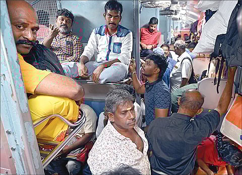 சென்னை எழும்பூர் ரயில் நிலையத்தில் இருந்து நேற்று புறப்பட்ட வைகை எக்ஸ்பிரஸ் ரயிலில் நிரம்பி வழிந்த பயணிகள் கூட்டம். படம்: எஸ்.சத்தியசீலன்