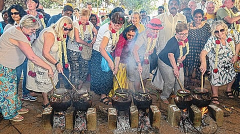 தஞ்சாவூர் அருகே நாஞ்சிக்கோட்டையில் நேற்று நடைபெற்ற சுற்றுலாப் பொங்கல் விழாவில், மண் பானையில் பொங்கல்வைத்து மகிழ்ந்த  வெளிநாட்டு சுற்றுலாப் பயணிகள். படம்: ஆர்.வெங்கடேஷ்