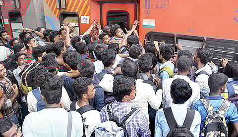 சென்னை எழும்பூரில் ரயிலில் ஏற முண்டியடித்த கூட்டம்.(கோப்புப்படம்)