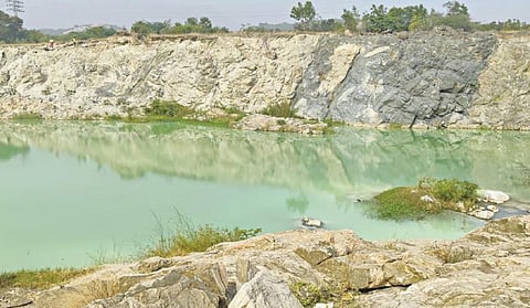 மேட்டூர் அணை உபரிநீர் போக்கி பகுதியில் பச்சை நிறமாக மாறியுள்ள தண்ணீர்.