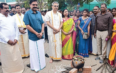 தாம்பரம் காவல் ஆணையரகம், பதுவஞ்சேரியில் உள்ள ஆயுதப்படை காவலர் சார்பில் பொங்கல் விழா நேற்று கொண்டாடப்பட்டது. இதில் காவல்துறை டிஜிபி சங்கர் ஜிவால் குடும்பத்தினருடன் கலந்துகொண்டார். உடன், தாம்பரம் காவல் ஆணையர் அமல்ராஜ் உள்ளிட்டோர். படம்: எம்.முத்துகணேஷ்