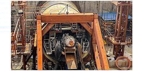 சுரங்கம் தோண்டும் பணியைத் துவங்கிய கழுகு இயந்திரம்