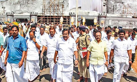 சேலம் மாவட்டம் பெத்தநாயக்கன்பாளையத்தில் திமுக இளைஞரணி மாநில மாநாடு நாளை மறுநாள் நடைபெறவுள்ளது. இதற்கான முன்னேற்பாடு பணிகள் குறித்து அமைச்சர் கே.என். நேரு நேற்று ஆய்வு மேற்கொண்டார். உடன் திமுக மாவட்ட செயலாளர்கள் ராஜேந்திரன் எம்எல்ஏ (மத்திய மாவட்டம்), செல்வகணபதி (மேற்கு), சிவலிங்கம் (கிழக்கு) உள்ளிட்டோர்.