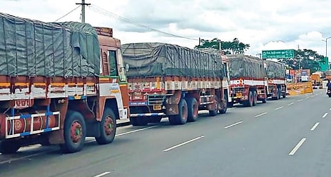 கர்நாடக மாநிலத்தில்  லாரிகள் வேலை நிறுத்தம் காரணமாக  ஓசூர் அடுத்த  ஜூஜூவாடியில்  தமிழக பதிவெண் கொண்ட லாரிகள்  வரிசையாக நிறுத்தப்பட்டுள்ளன.