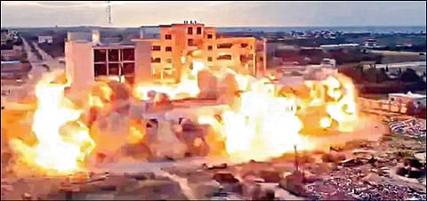 காசாவில் உள்ள பாலஸ்தீன் பல்கலைக்கழக வளாகத்தை இஸ்ரேல் ராணுவம் குண்டு வைத்து தகர்த்தது.