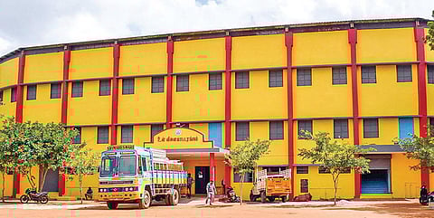 திருச்சியில் நாளை முதல் கேலோ இந்தியா போட்டிகள் நடைபெற உள்ளதை அடுத்து, சீரமைப்புப் பணிகள் மேற்கொள்ளப்பட்டு புதுப்பொலிவுடன் காணப்படும் அண்ணா விளை யாட்டு அரங்கத்தின் உள் விளையாட்டரங்கம்.