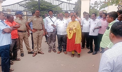 தருமபுரியை அடுத்த தடங்கம் பகுதியில் உள்ள டாஸ்மாக் மாவட்ட கிடங்கு முன்பு திரண்டு போராட்டத்தில் ஈடுபட்ட டாஸ்மாக் கடை பணியாளர்கள்.