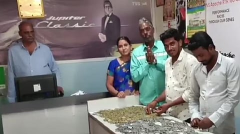 சில்லறை காசுகளில் ரூ.1.3 லட்சம் சேமித்து பைக் வாங்கிய அர்ச்சகர்