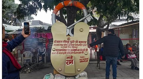 பிரான் பிரதிஷ்டா விழாவை முன்னிட்டு உலகின் மிகப் பெரிய பூட்டு அயோத்தி வந்தன