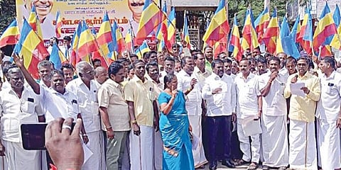 அரியலூர் மாவட்டம் ஜெயங்கொண்டத்தில் நேற்று ஆர்ப்பாட்டத்தில் ஈடுபட்ட பாமகவினர்.