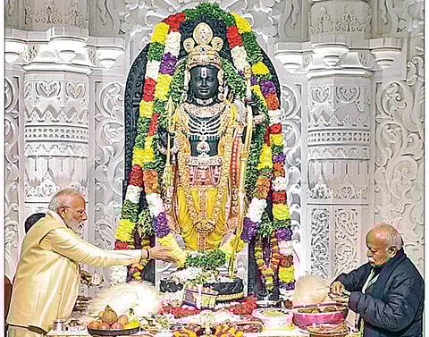 அயோத்தி ராமர் கோயிலில் பால ராமர் சிலை நேற்று பிரதிஷ்டை செய்யப்பட்டது. கருவறையில் பால ராமருக்கு பிரதமர் நரேந்திர மோடி, ஆர்எஸ்எஸ் தலைவர் மோகன் பாகவத் பூஜை செய்தனர்.படம்: பிடிஐ