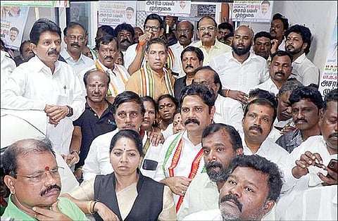 அசாமில் இந்திய ஒற்றுமை நீதி பயணத்தின்போது ராகுல் காந்தியின் வாகனங்கள் கல்வீசி  தாக்கப்பட்டதை கண்டித்து சென்னை சத்திய மூர்த்தி பவனில் தமிழக காங்கிரஸ் கமிட்டி தலைவர் கே.எஸ்.அழகிரி தலைமையில் ஆர்ப்பாட்டம் நடத்திய கட்சியினர்.படம்: ம.பிரபு